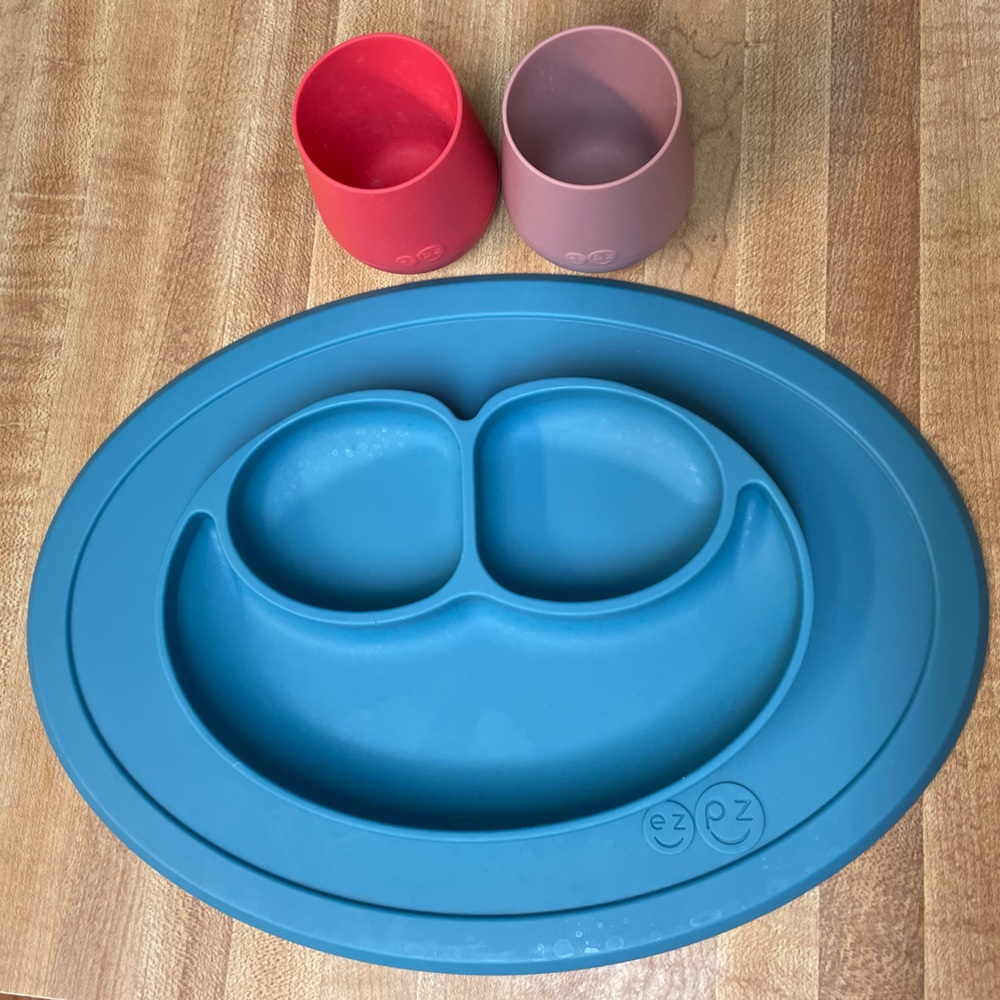 Ezpz infant training cups (2) and ezpz mini mat infant plate